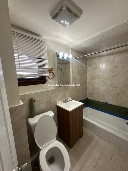 Building Photo - 55 Bonair St