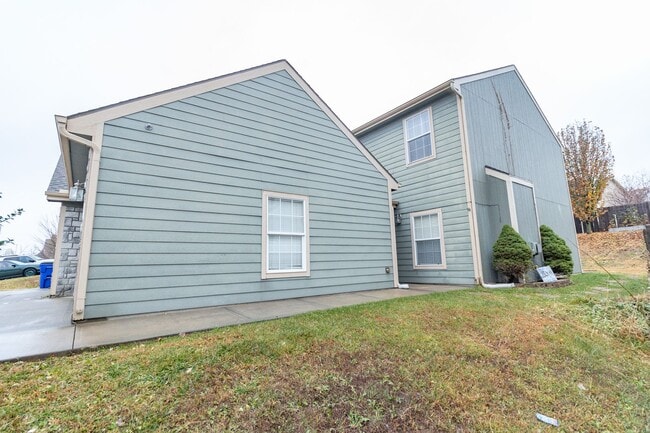 Building Photo - Spacious Town House for Rent