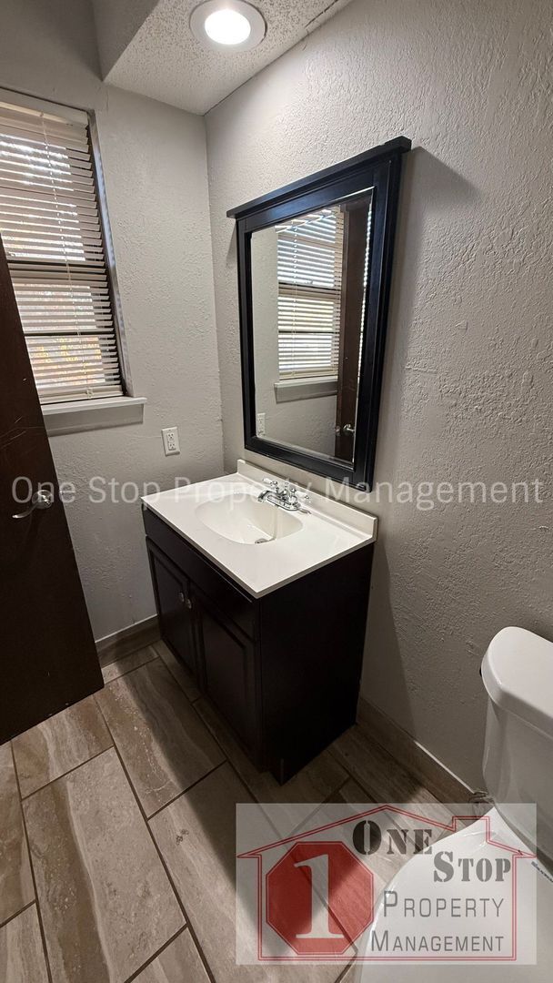 Building Photo - Beautiful Split Level Home w/ 4 Bedroom an...