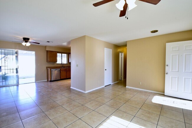 Building Photo - Spacious 2 Bedroom, 2 Bath Single-Story Home
