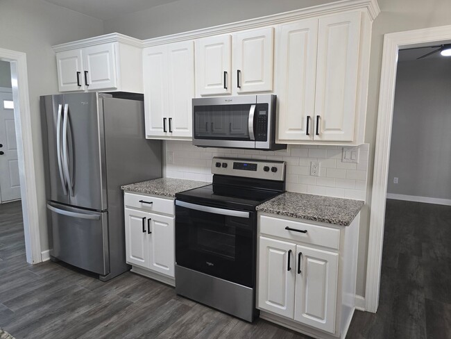 Building Photo - NEW LISTING!!!!