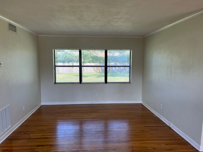 Building Photo - 1348 Lamanto Ave E