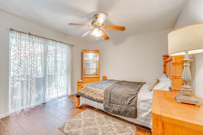 Building Photo - 281 W 18th St