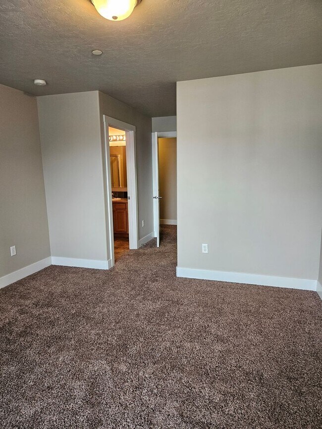 Building Photo - AVON16698