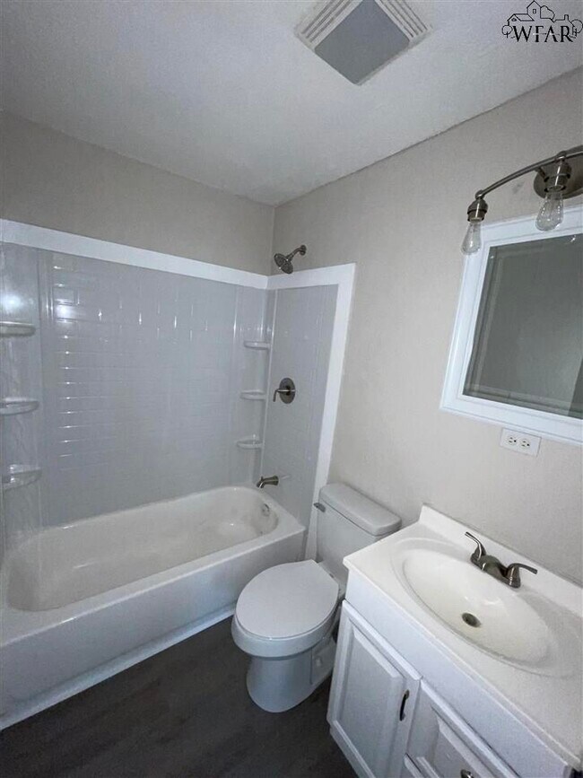 Building Photo - 5001 Lakefront Dr