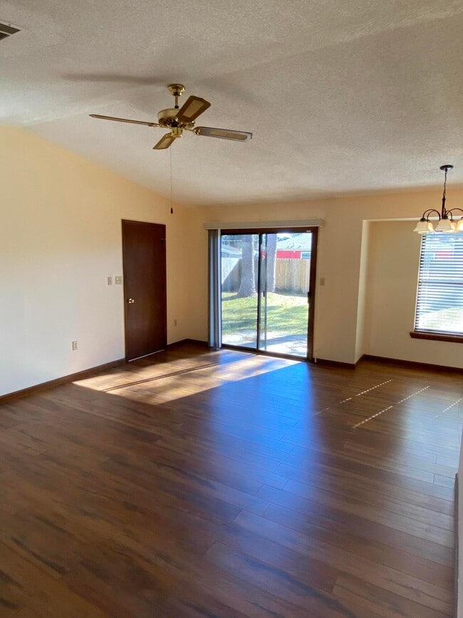 Building Photo - 413 Joellen Ln