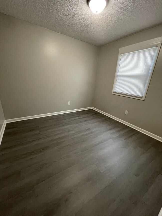 Building Photo - City Walk Apartments!