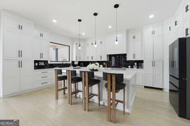 Building Photo - 556 Versailles Dr