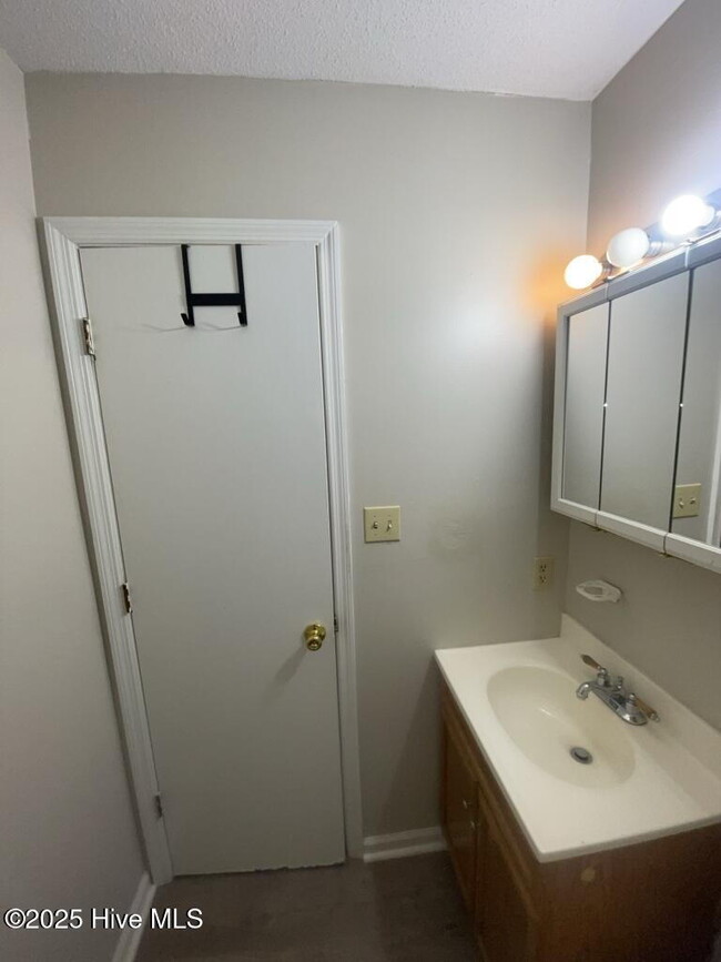 Building Photo - Beautiful 3 Bedroom Home-210 Country Rd. $...