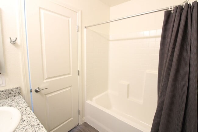 Building Photo - THREE BEDROOMS ALL WITH PRIVATE BATHROOMS