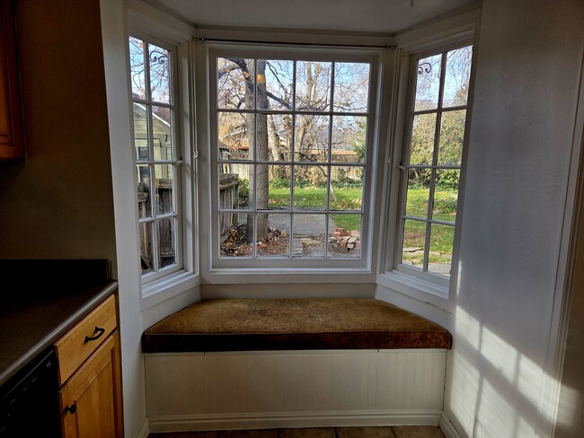 Building Photo - 2528 Beverly St E