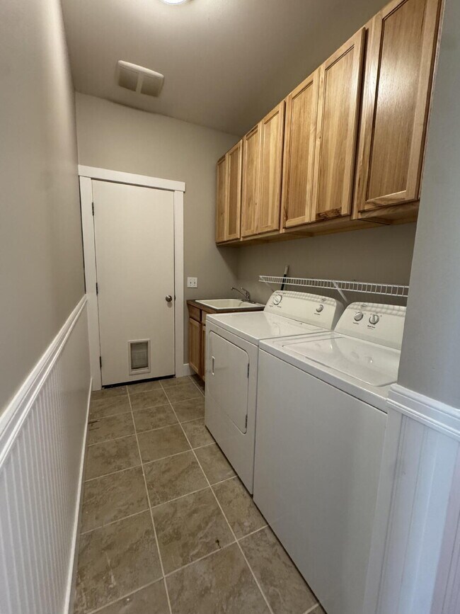 Building Photo - Single-family 3-bedroom home in a desirable neighborhood in town!
