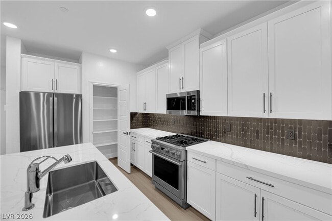 Building Photo - 600 N Carriage Hill Dr