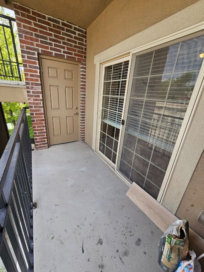 Building Photo - GORGEOUS Downtown Unit!!!