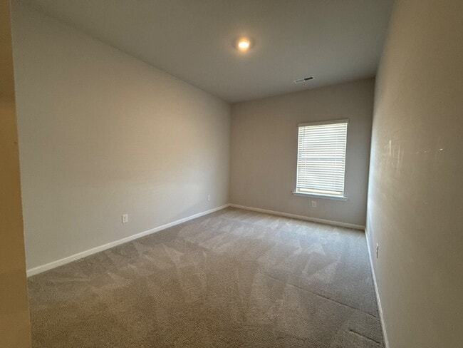 Building Photo - 280 Shangrila Wy