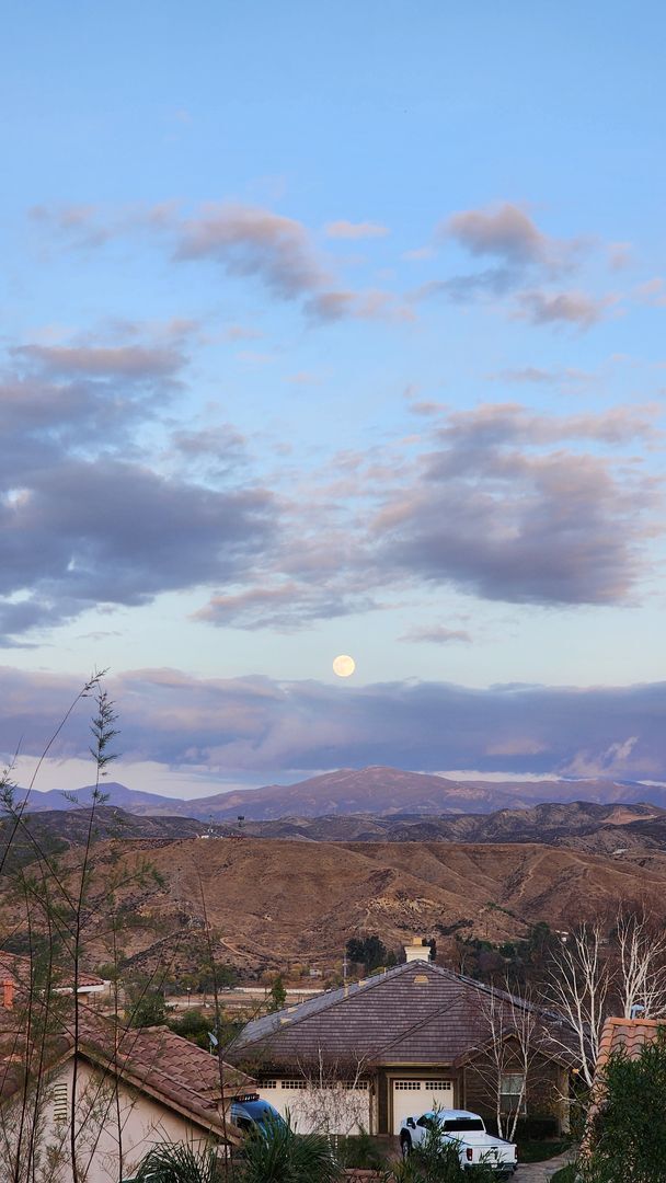 Building Photo - Imagine this... 6BR cul-de-sac home with downstairs guest suite, 3,882 sq ft, scenic views, upgra...