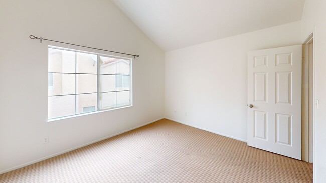 Building Photo - 4 Bedroom 2 1/2 bath two story townhome fo...