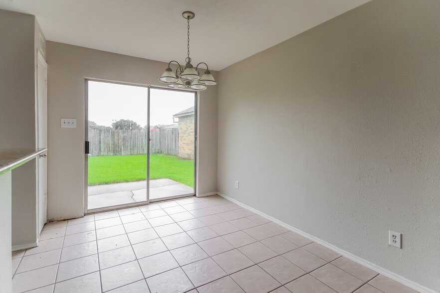 Building Photo - 16111 Rosenridge Dr