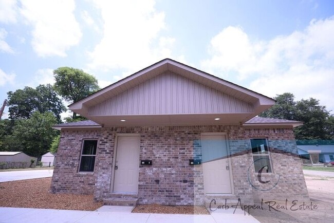 Building Photo - Luxury 2 bed, 1 bath duplex - new construc...