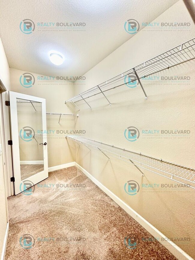 Building Photo - 1/2 Month Free! Spacious 4-Bedroom Gem in ...