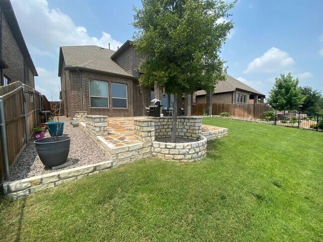 Building Photo - 15640 Pioneer Bluff Trail