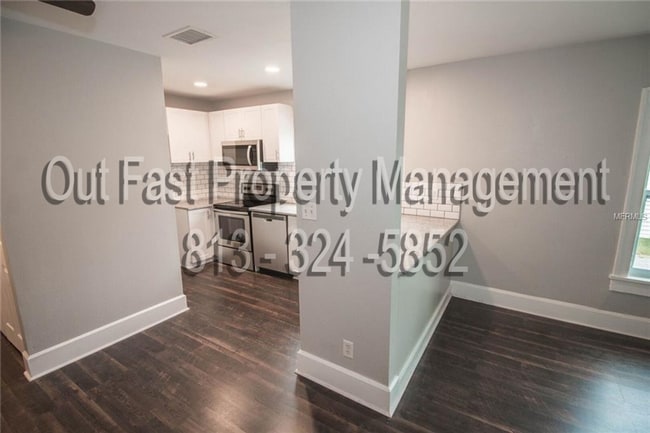 Building Photo - 226 SW Lincoln Cir N, St Petersburg Fl 33703