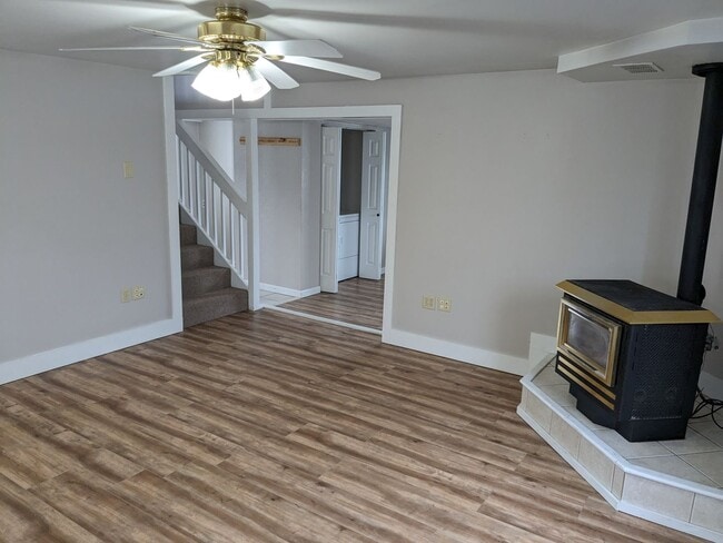 Building Photo - 3 Bed 2 Bath House Near Downtown Belgrade - Dogs Negotiable!