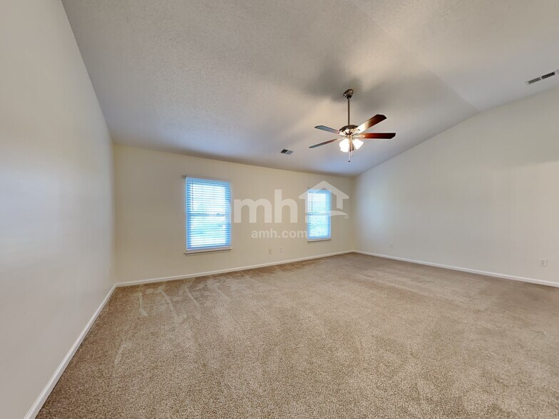 Building Photo - 516 Holiday Dr