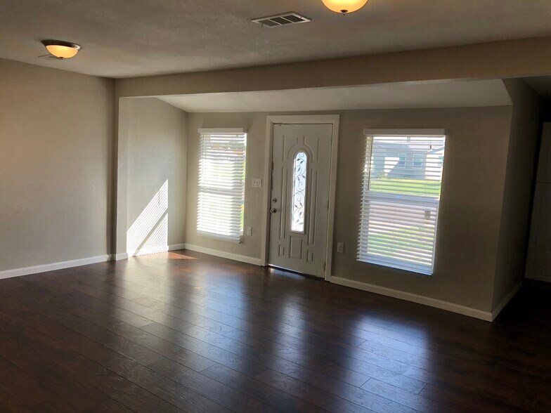 Building Photo - 3621 Spruce Ave