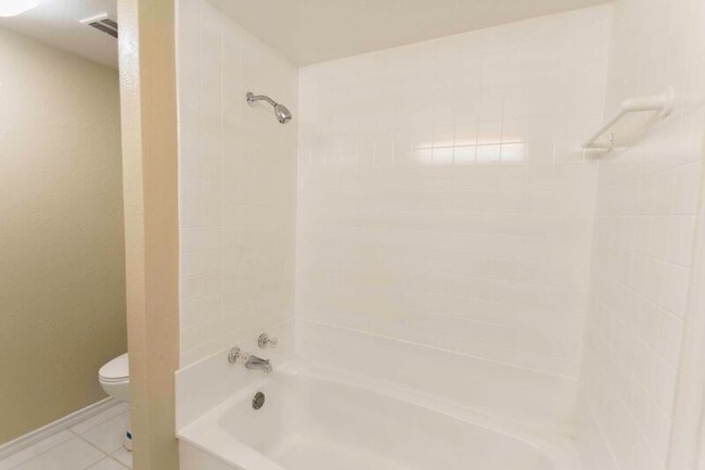 Building Photo - 817 W Rochelle Rd