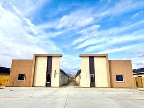 Building Photo - 13 West Dr
