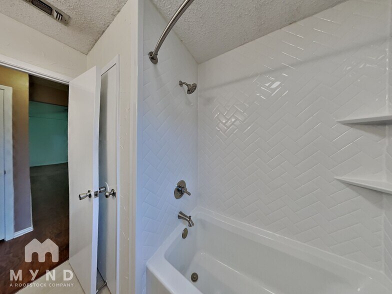 Building Photo - 2015 Arborcrest Dr