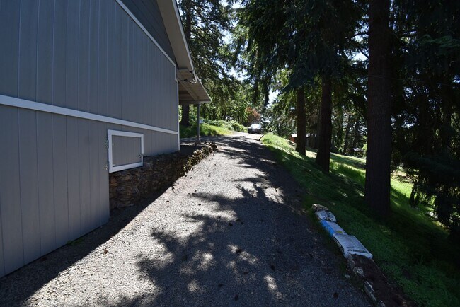 Building Photo - 157 Holloway Heights