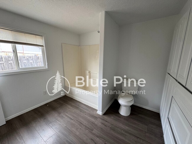 Building Photo - 1861 Gallup St