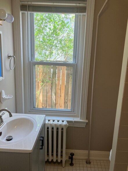 Building Photo - 430 E Franklin St