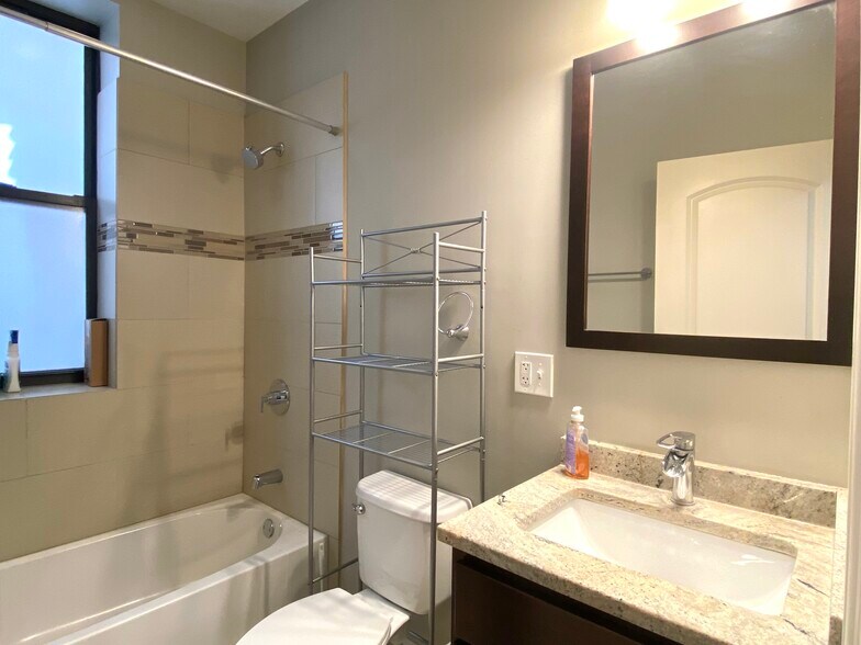 Building Photo - 1312 N Claremont Ave