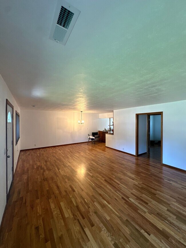 Building Photo - 3 Bedroom 1 Bath home * Owner Updates $600 OFF FIRST MONTHS RENT