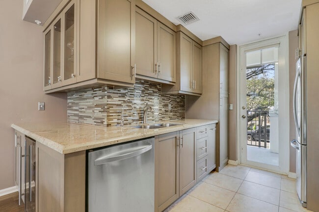 Building Photo - 1152 University Blvd