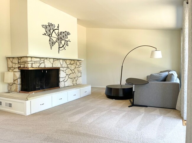 Building Photo - Beautifully Remodeled 5 Bed 2.75 Bath Home in Eastgate