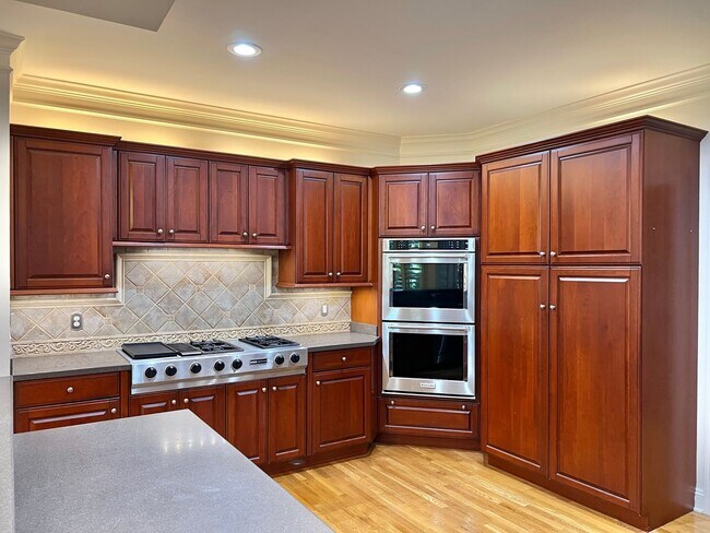 Building Photo - 5 Bed, 3.5 Bath w/ 3 Car Garage Less than 1 Mile from Downtown Franklin