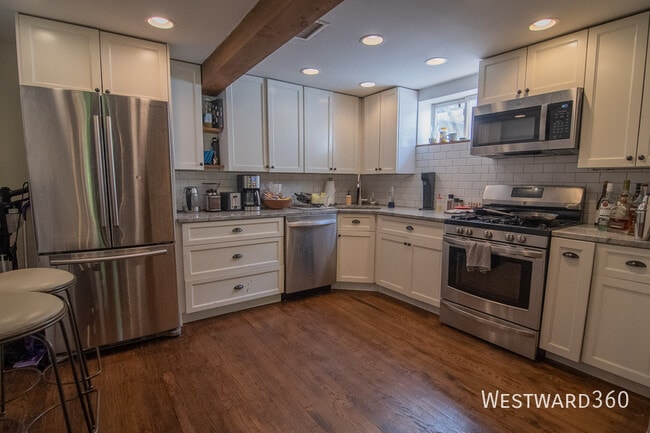 Building Photo - 1709 W Barry Ave