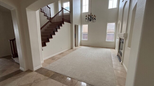 Building Photo - Large lovely home with amazing views!