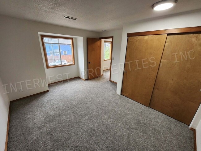 Building Photo - Spacious 4bd 2.5ba Rock Creek Home With 2 ...