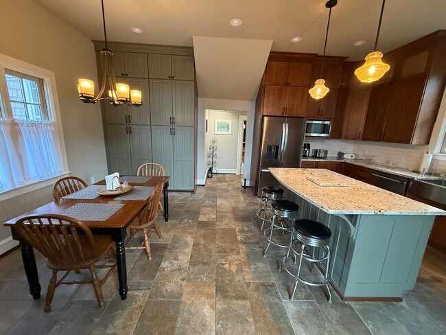 Building Photo - 2021 Rivermont Ave