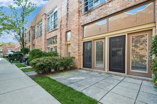 Building Photo - 1100 W Cornelia Ave