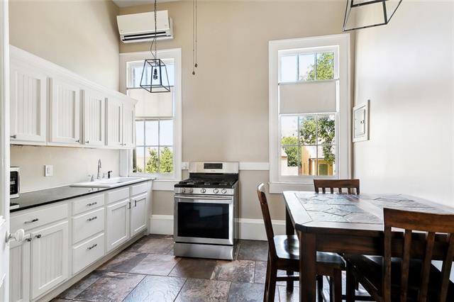 Building Photo - 821 Dauphine St