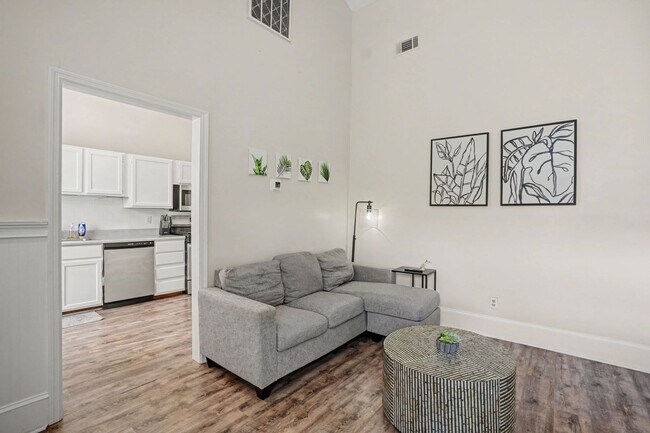 Building Photo - 552 E Macon St