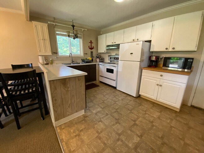 Building Photo - Long Beach Peninsula 2 bedroom Home w/ Hot...