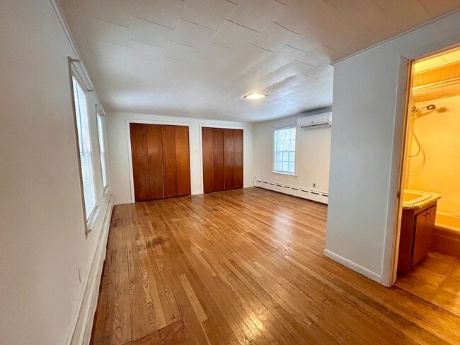 Building Photo - 214 S School Ln