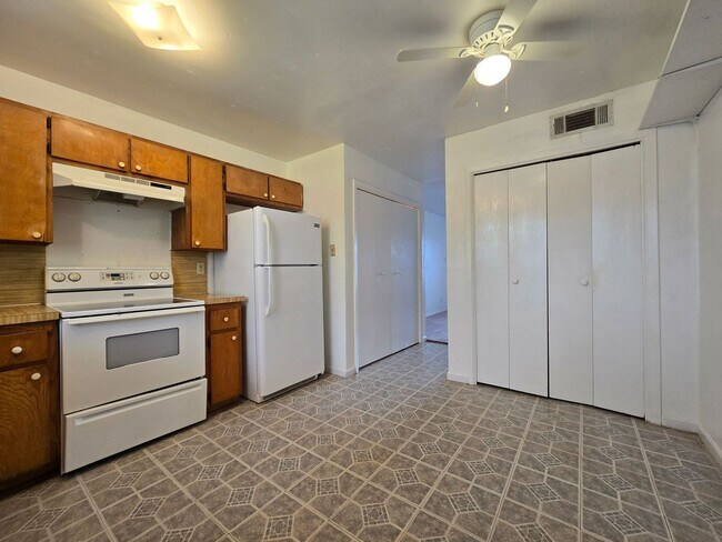 Building Photo - SECTION 8 ACCEPTED - WATER INCLUDED - AVAI...